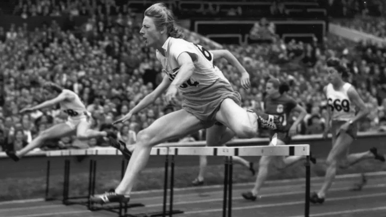 Fanny Blankers-Koenová při překážkovém běhu