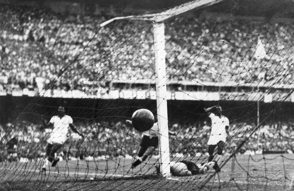 Brazílie inkasuje rozhodující gól v závěrečném utkání fotbalového MS 1950