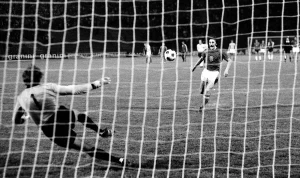 Antonín Panenka proměňuje penaltu na ME v Bělehradě 1976