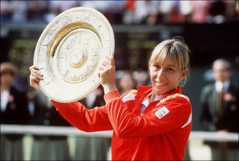 Martina Navrátilová v roce 1982 s trofejí ve Wimbledonu