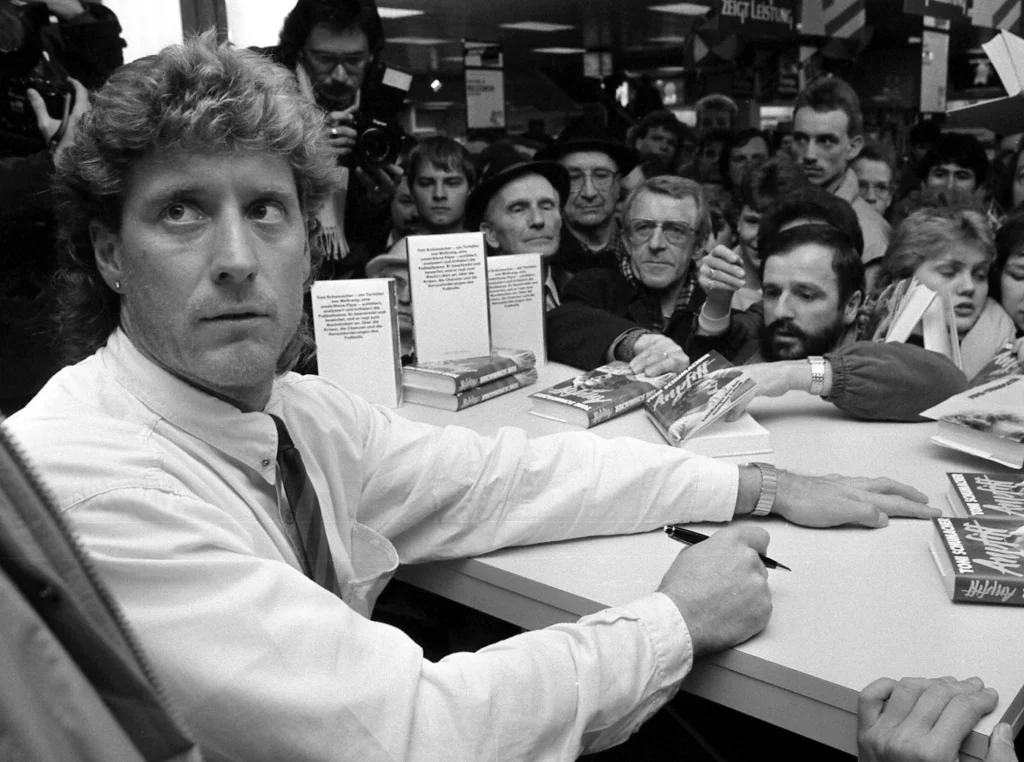 Toni Schumacher při autogramiádě
