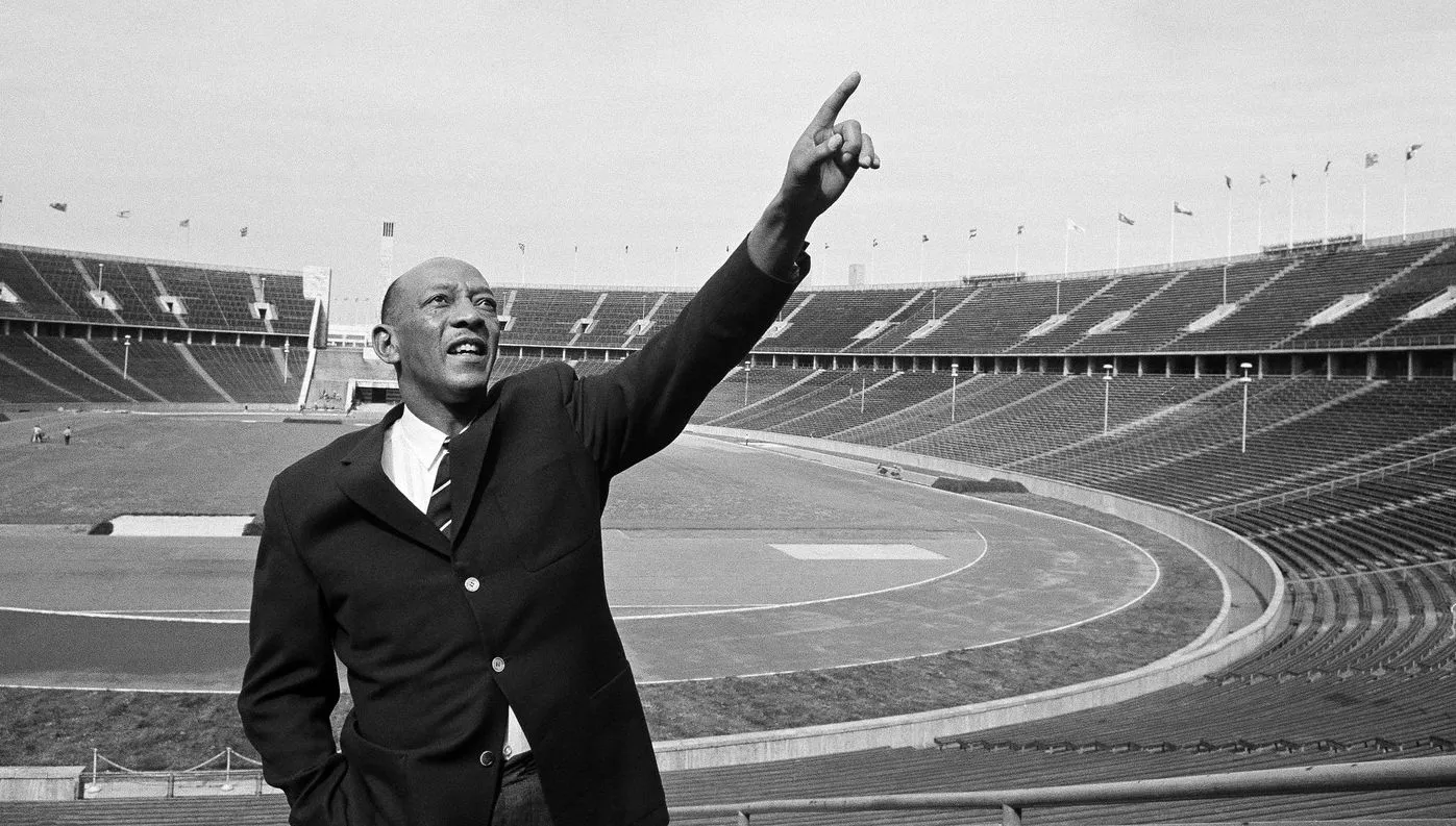 Jesse Owens na Olympiastadionu v Berlíně